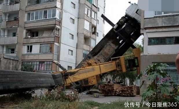 起重机|大型吊机施工时出意外，老板赶来后气坏了