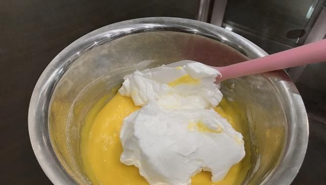 软嫩|做电饭锅蛋糕,不需要加酵母,一样可以做出鲜香、软嫩的蛋糕