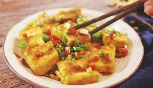 美食|美食推荐鱼香煎豆腐,泡菜锅,莴笋炒鸡蛋,老醋拌海蜇的做法