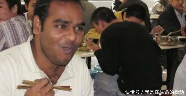  筷子|印度人来到中国，坚持不用筷子吃饭，开饭时脸都憋红了