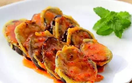 淀粉|美食精选红烧狮子头,香煎茄盒,豆芽炒胡萝卜,蒜黄笔管鱿鱼