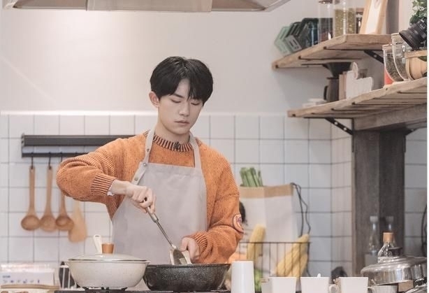 家族|吴昕在节目中下厨,虽然动作生疏,但是快乐家族其他人的反应却