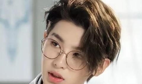  十足|黄明昊，气质出众，青春洋溢，活力十足，人见人爱的弟弟