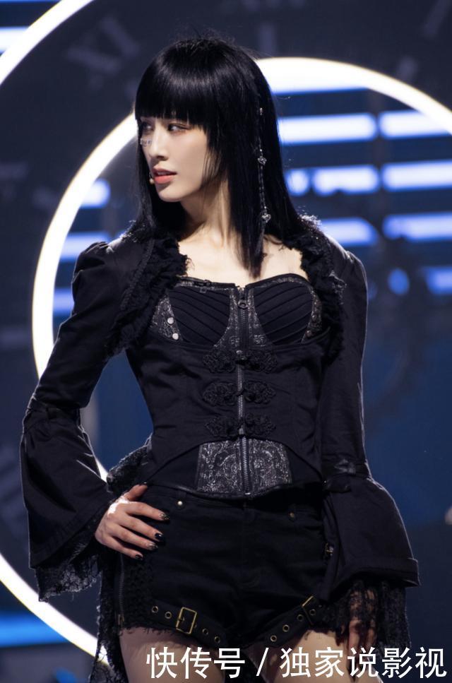 怜爱|4次公演全输,黄圣依被怜爱伊能静变谨慎,话题姐姐熬来口碑逆转