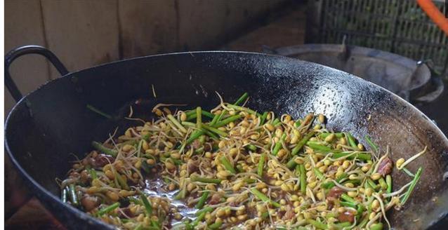 提前|一碗在普通不过的面条一天卖出500碗,提前一天排队你都吃不上