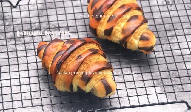 详细|从揉面、整形到烘烤,这里有超详细的「丹麦面包」制作方法技巧