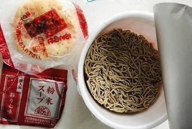 打开|这款“龙虾泡面”，卖20元一桶，有一百只虾，打开后康师傅完了