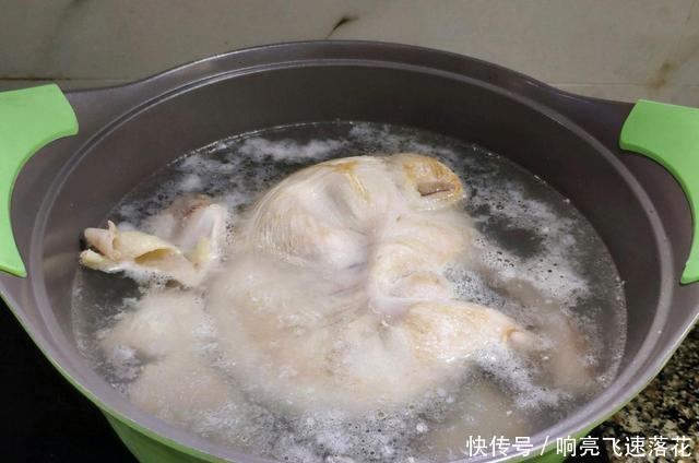 养胃|秋季,应该喝上一碗暖身养胃的猪肚鸡汤,汤浓味鲜营养价值高