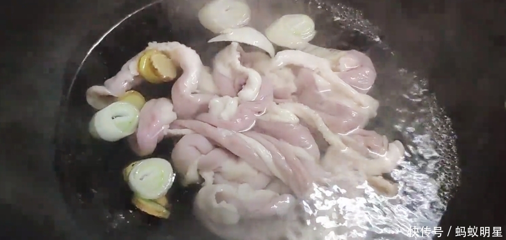 搅拌均匀|猪粉肠就是好吃,教大家简单这样做,脆嫩入味,难怪那么多人爱吃