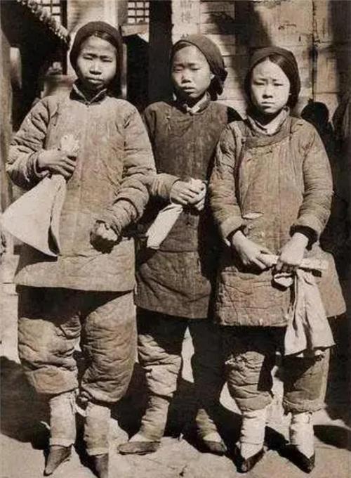 老照片|晚清百姓生活老照片,地主小老婆确实漂亮,抽鸦片的女子打扮时髦