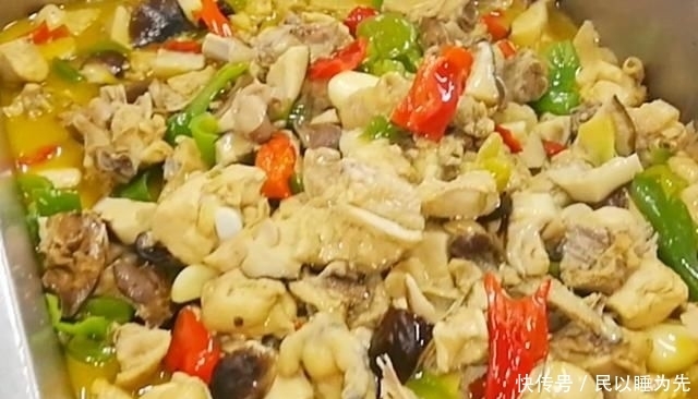 下入锅中|淮扬菜大厨改良员工餐将香菇烧鸡这么做,鲜香微辣,开胃下饭