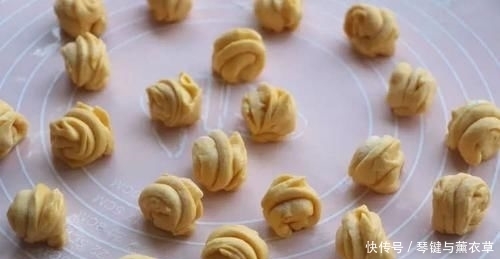  孩子|南瓜和面粉这样做，孩子10分钟吃一盘，既能当主食，又能当零食