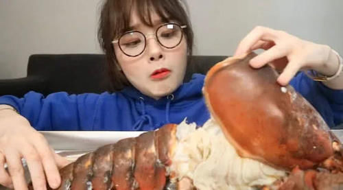 播有|大胃王吃播有多假火锅底料是面包,吃的龙虾都是塑料做的