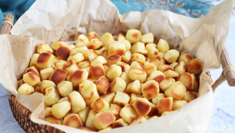 好吃|面粉里加2个鸡蛋，不用蒸不用炸，健康好吃，女儿一口一个停不了