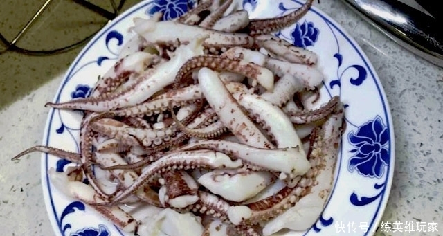麻烦|鱿鱼去皮麻烦?老渔民口述小技巧,30秒去皮不用焯,又鲜又嫩
