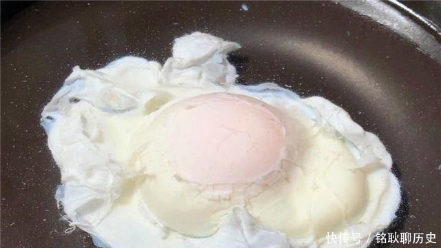 荷包蛋|水煮荷包蛋,总有白沫还会散?只要在水中加点这,个个圆嫩不散花