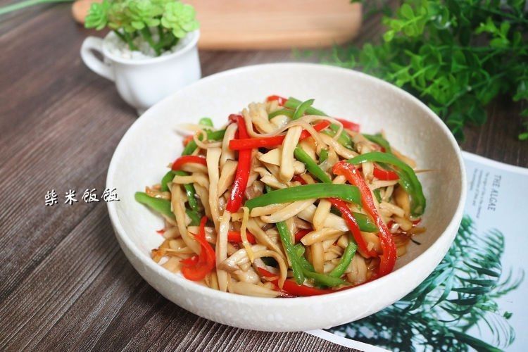  翻炒均匀|这三样一起炒，又鲜又脆，吃一口鲜嫩多汁，比肉嚼起来更香