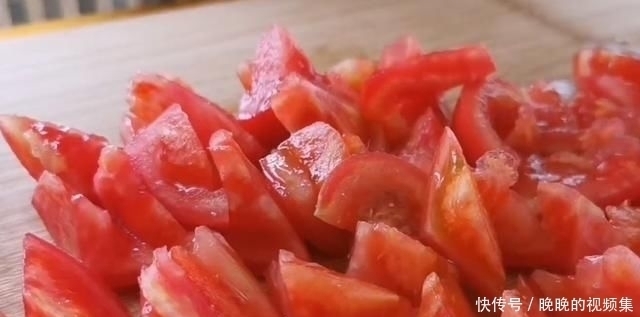  面粉|面粉别蒸馒头了，加2个西红柿，不用蒸不用烙，出锅比吃肉还香