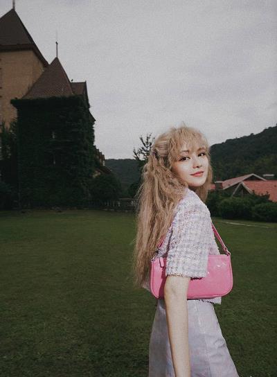  可酷|周扬青真敢穿，化身为粉色可爱的名媛少女，真是可酷可甜的小姐姐