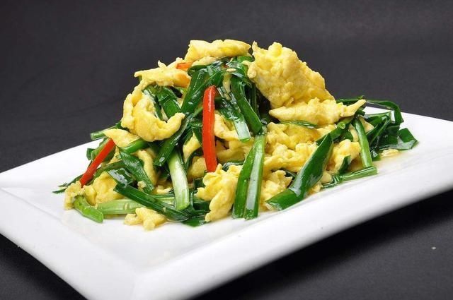 倒入|学会这样做酸辣炒韭菜,色泽诱人且香味扑鼻,让人垂涎不止