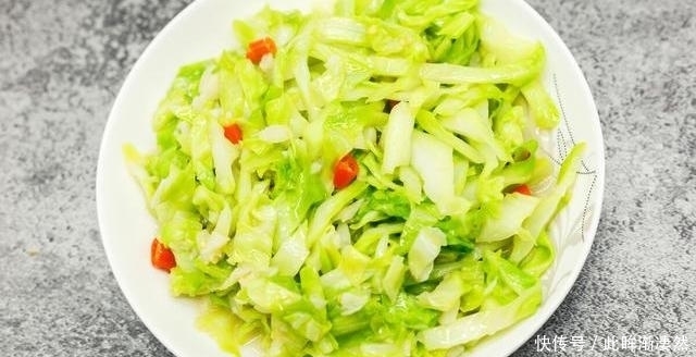 下锅|炒包菜时,最忌直接下锅,大厨教你正确方法,包菜脆嫩又入味