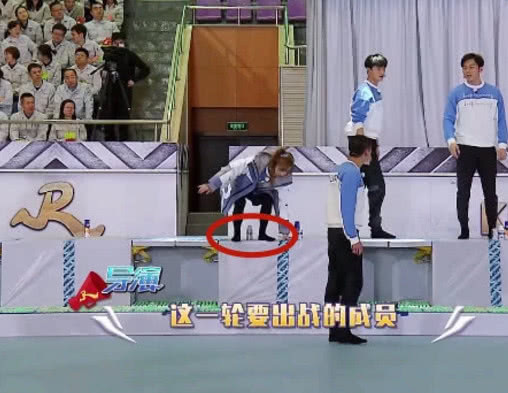 侮辱|《跑男》再现重大穿帮,谁注意到宋雨琦的脚?网友:简直侮辱智商