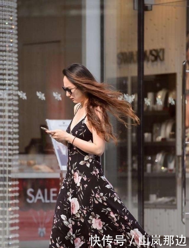 个性|街拍高颜值的美女,穿的紧身裤时尚个性,彰显迷人气质