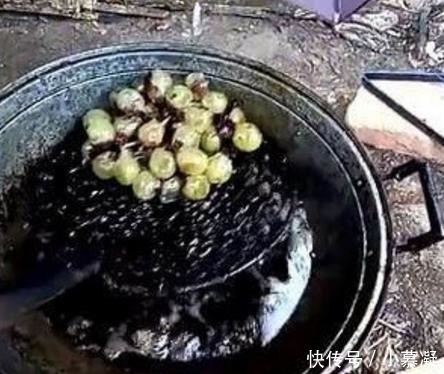 油炸|女友油炸葡萄,男友骂她浪费,把葡萄捞出后男友拿起就吃,惊喜了