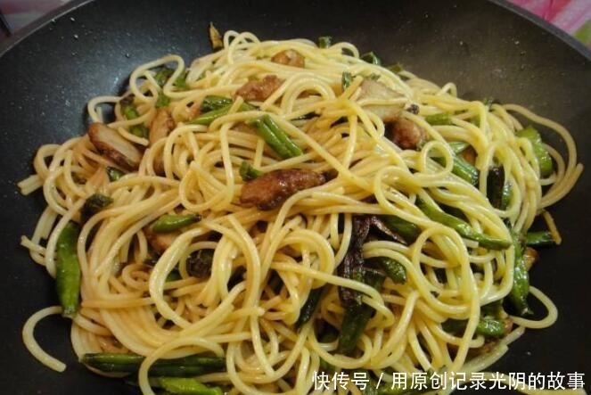 胡萝卜|花几分钟学做这款人气早餐面条,简单又好吃,孩子天天吵着要吃