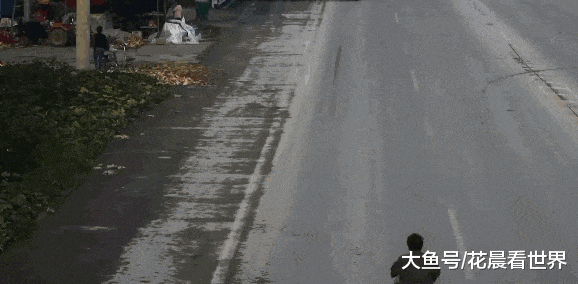 大哥|搞笑GIF:大哥,这是什么肉,感觉很好吃的样子