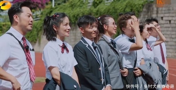 吉娜|同样是穿校服,蔡少芬年轻10岁,吉娜宛如少女,只有她最真实