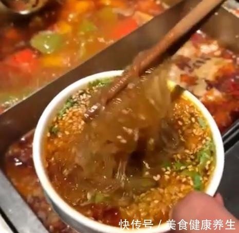 吃货|顾客用海底捞的“免费”牛肉粒,做酸辣粉,却被吐槽吃货没下线