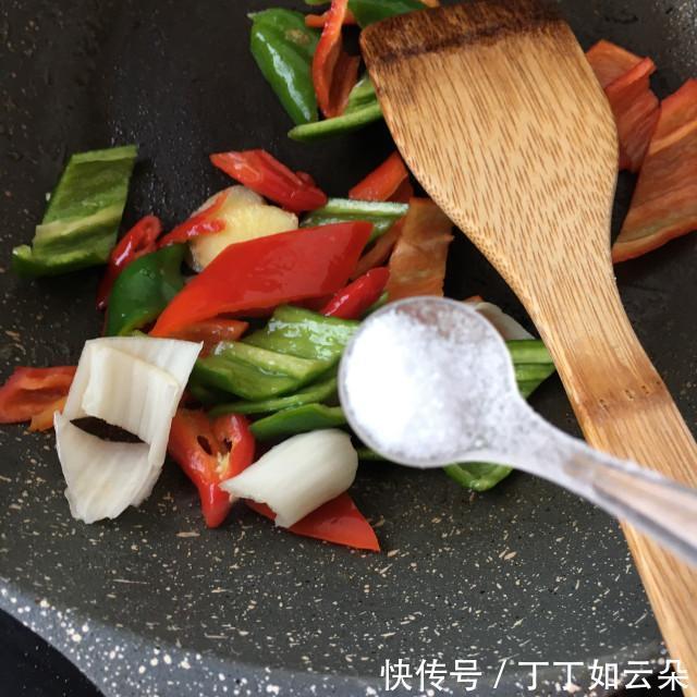 炒鱼|青红椒炒鱼豆腐,简单快手家常菜