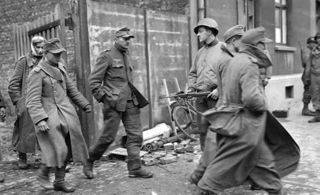 德军|德军丢失的首个本土城市，美军重兵围攻浴血厮杀，血腥的亚琛战役