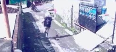 女子|男子抢到女子的包后幸灾乐祸，却发现不对劲，回来后让他悔恨不已