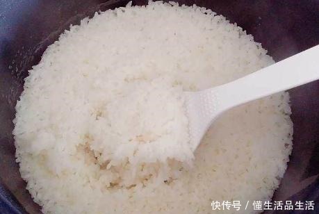 分明|焖米饭时,别直接放水就煮,谨记3点技巧,米饭粒粒分明,还香软