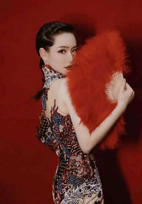  眼中|迷人计丨“美瞳本体”华晨宇，眼中有星空！