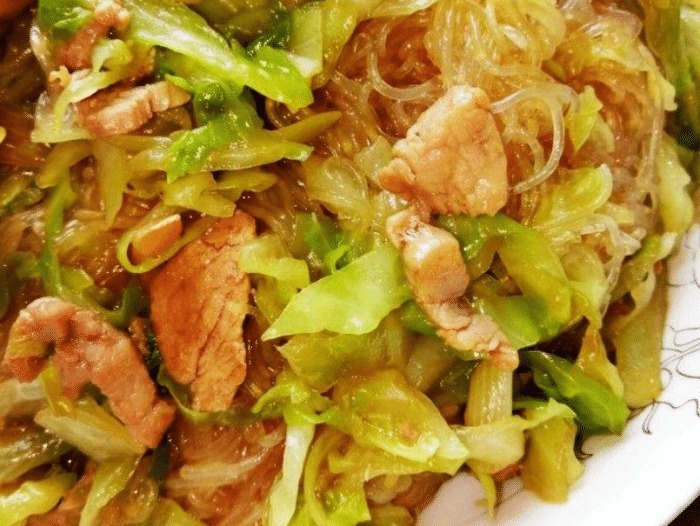 卷心菜|制作卷心菜肉丝炒米粉,不仅可以当菜吃,也可以当作主食
