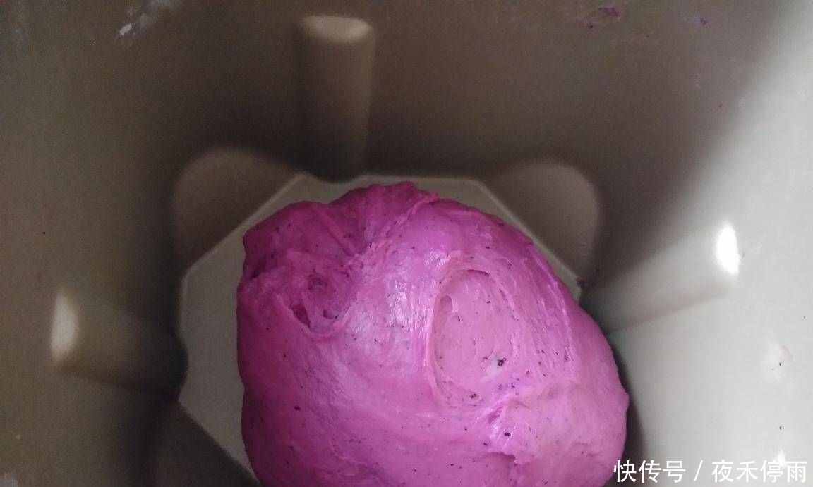 黄油|粉色火龙果麻薯软欧面包