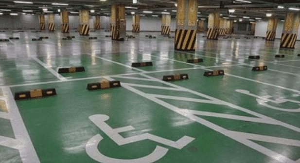 免费|女子花300万买下小区停车场,公开收费引发业主愤怒,女子:凭什么免费?