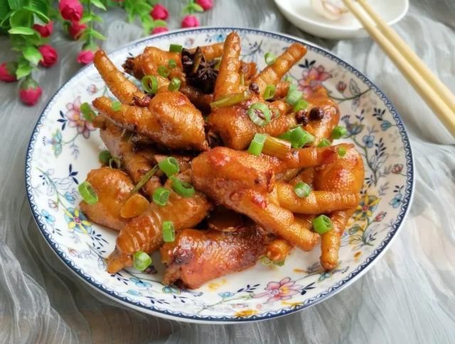  切成|这样做鸡爪真的太好吃了，越吃越上头！你们一定要试试看！