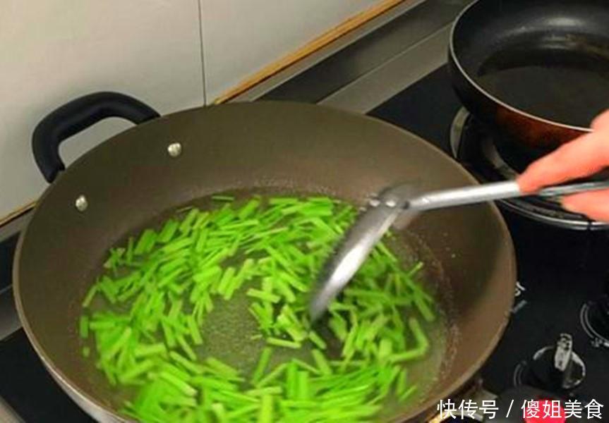 木耳|芹菜和它是绝配,比炒肉更香,我家一周3次吃不够,太香了