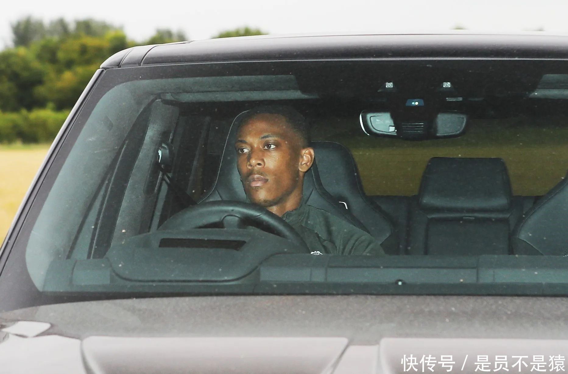  休假|曼联重返训练场备战欧联杯，两劳模仍休假！铁腰豪言明年英超争冠