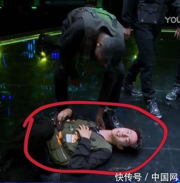 累得|《街舞3》王一博累得瘫倒在地,口喘粗气手捂心脏,表情十分痛苦