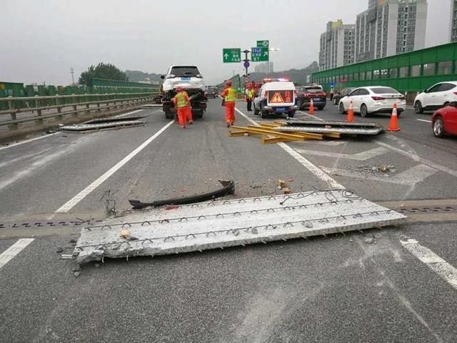 水泥板|一脚急刹车,天降“巨物”横扫高速,六辆车被砸中
