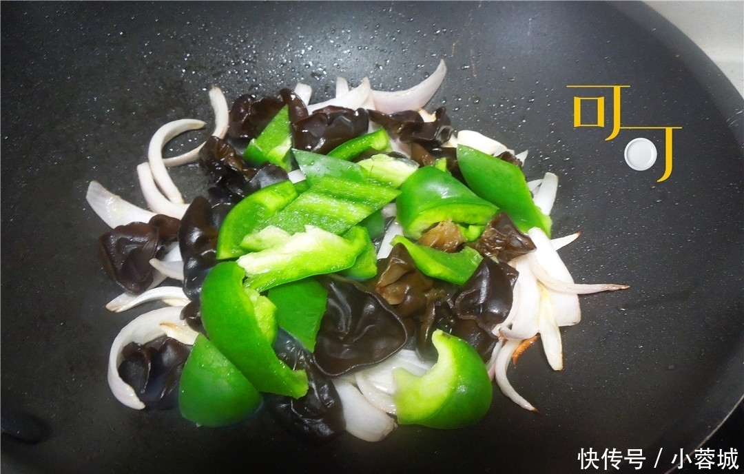 简单|木耳与这两样食材搭配一起炒,简单好吃营养平衡,冬天要多吃