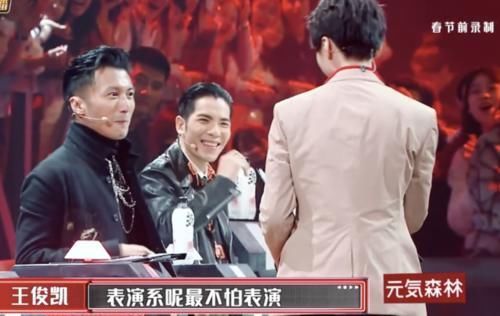 乐队|《我们的乐队》现场谢霆锋让王俊凯示范壁咚,腼腆的小凯没被难住