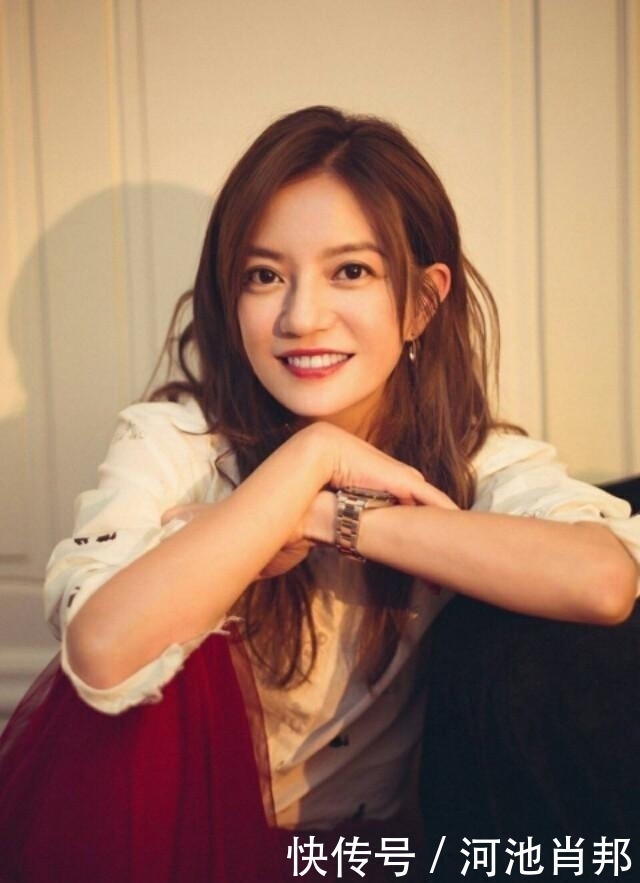 少女|42岁赵薇活动竟换少女风,穿红色纱裙配涂鸦帆布鞋,依旧少女样