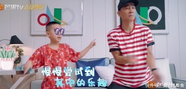 到陈小春|7岁Jasper终于翻身了,不停指挥陈小春干活,懂事举动又很暖心