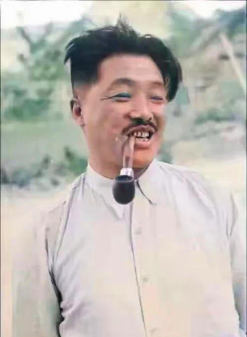 毛泽东|历史上过目难忘的瞬间：窑洞前穿“情侣装”的周恩来邓颖超，图5你能认全吗